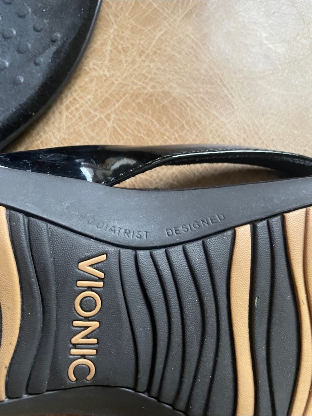 Vionic Women’s Black Patent Bow Thong Sandals - Picture 6 of 7
